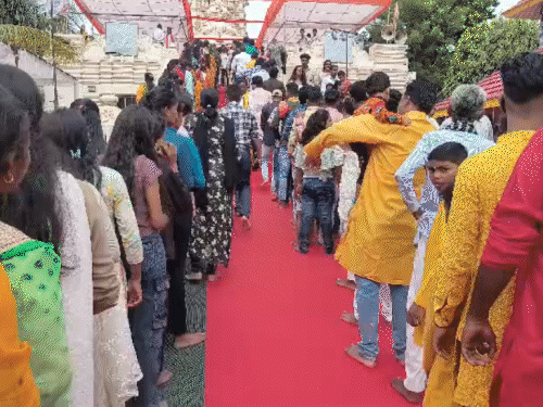 मंदिर में बड़ी संख्या में श्रद्धालु पहुंचे हैं। पूरा प्रांगण जय जगन्नाथ के जयकारों से गूंज रहा है।