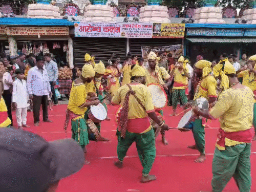 रायपुर के गायत्री नगर में ओडिशा से आए कलाकार शंख और ढोल के साथ प्रस्तुति दे रहे हैं।