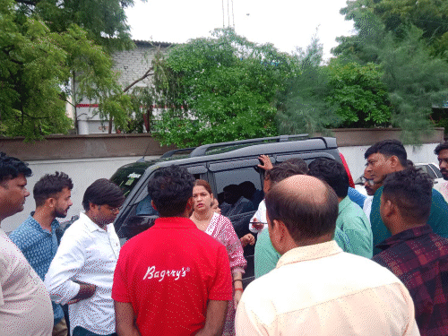 लखनऊ के जानकीपुरम स्थित पारुल हॉस्पिटल में जच्चा-बच्चा की मौत का मामला सामने आया है। - Dainik Bhaskar