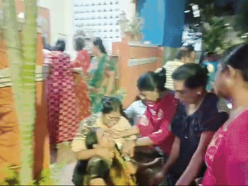 आर्मस्ट्रॉन्ग की हत्या के बाद उनके घर की तस्वीर। हमलावरों ने उन पर चाकू-तलवारों से हमला किया था।