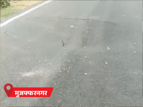 यूपी के मुजफ्फरनगर में बारिश के बाद बीच सड़क पर 10 फीट गहरा गड्‌ढा हो गया। कानपुर में घरों में पानी घुसने से लोगों ने छतों पर शरण ली है।
