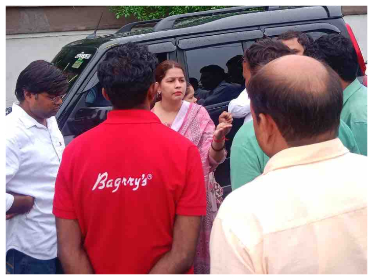 लखनऊ के जानकीपुरम में जच्चा-बच्चा की मौत के बाद लोग थाने पहुंचे।