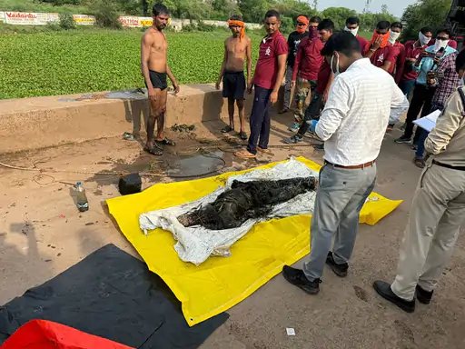 पुलगांव नाले से सड़ी गली हालत में निकाली गई लाश।