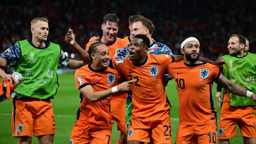 ইউরো কাপের কোয়ার্টার ফাইনালে তুরস্ককে হারিয়ে উদযাপন করছেন নেদারল্যান্ডসের খেলোয়াড়রা।