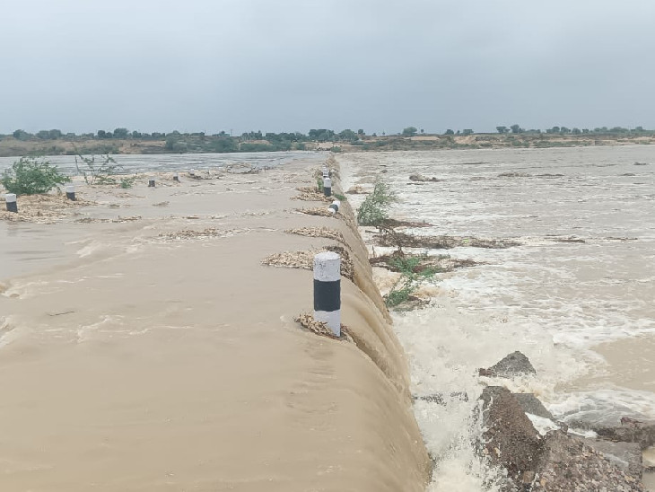 टोंक सहित बनास नदी के कैचमेंट एरिया में पिछले 3-4 दिन से लगातार हो रही भारी बारिश के चलते अब जलस्तर बढ़ने लगा है।