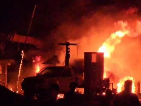 छत्तीसगढ़ के कोरबा में मुस्कान पेट्रोल पंप में खड़ी 4 गाड़ियों में भीषण आग लग गई।