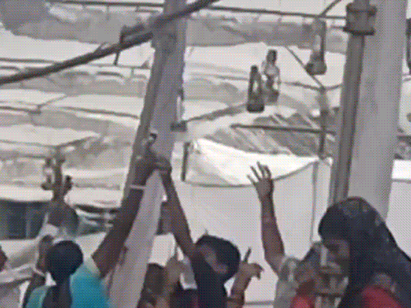 लालटेन लेकर पहुंचे पूर्व CM, कहा- कटौती और दर में बढ़ोतरी से लोग परेशान प्रदर्शन को दौरान रायपुर में टांगे गए लालटेन को निकालते दिखे लोग