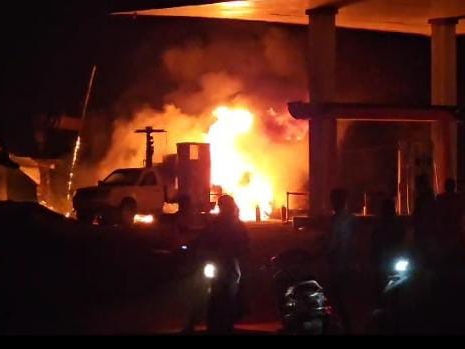 पेट्रोल पंप में उठी आग की चिंगारियों ने एक एक कर चार गाड़ियों को जलाकर स्वाहा कर दिया।