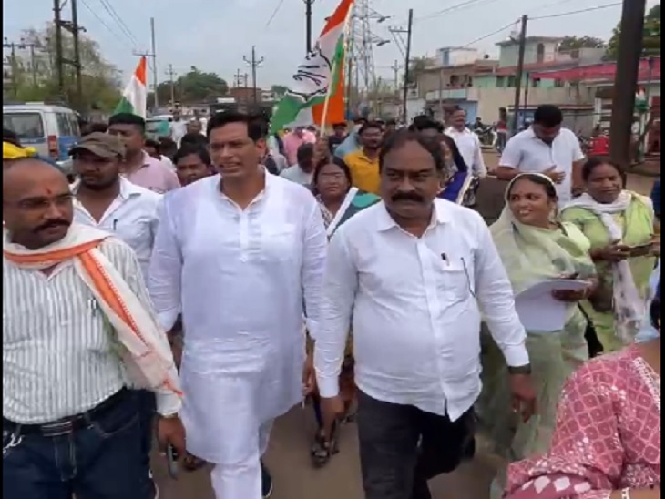 रैली निकालकर विरोध जताते भिलाई नगर विधायक देवेंद्र यादव व अन्य - Dainik Bhaskar