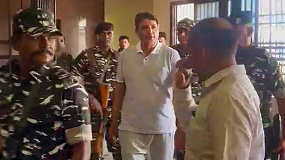अनवर को नकली होलोग्राम केस में यूपी पुलिस लेकर गइ है।