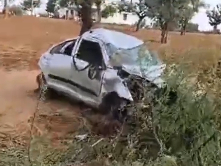 The car collided with a tree while trying to save the bike | बाइक को ...