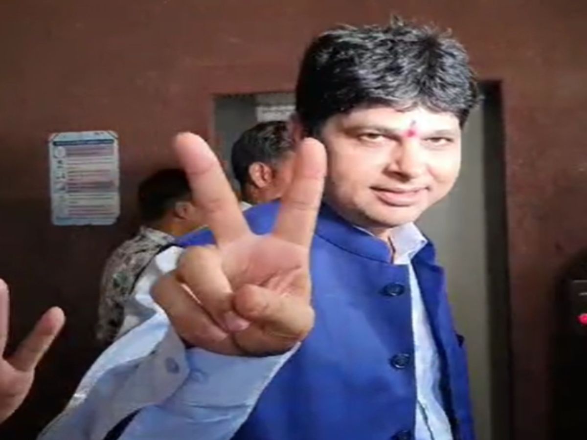EOW ने 7 दिन पहले मास्टर माइंड सूर्यकांत तिवारी और निलंबित IAS समीर विश्नोई समेत 13 लोगों को कोर्ट में पेश किया। पेशी के बाद जज के चैंबर से बाहर निकलते समय सूर्यकांत ने हंसते हुए विक्ट्री का साइन दिखाया था।