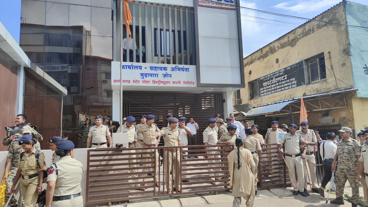बिजली दफ्तर में बड़ी संख्या में पुलिस बल तैनात हैं।