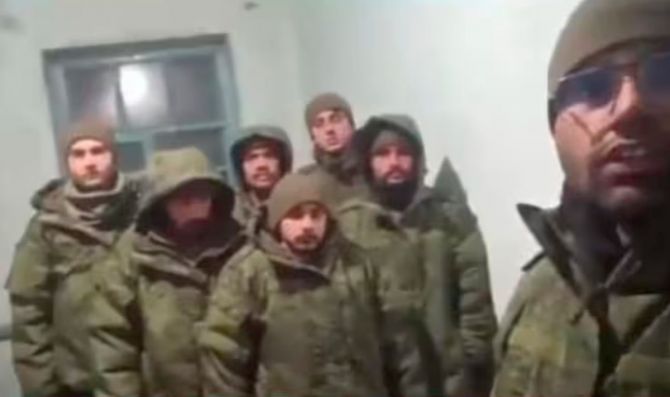 कई वीडियोज बनाकर रूसी आर्मी में फंसे भारतीयों ने मदद की गुहार लगाई थी। (फोटो सोर्स -X)