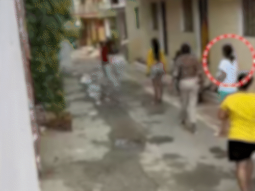 5 जुलाई को दुकानदार के घर पर पत्थर बरसाती युवतियां।