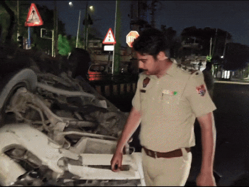 घटना के बाद रोड पर पलटी हुई पीड़ित युवती की कार। - Dainik Bhaskar