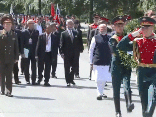 भारत-रूस वार्षिक सम्मेलन में शामिल होने के पहले प्रधानंत्री द्वितीय विश्वयुद्ध के दौरान मारे गए रूसी सैनिकों के स्मारक स्थल ‘द टॉम्ब ऑफ अननोन सोल्जर’ पर पहुंचे और श्रद्धांजलि दी।