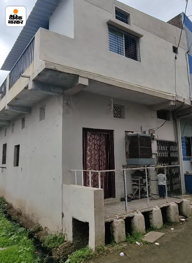 4 जुलाई को इसी घर से एटीएस ने नाबालिग को पूछताछ के लिए हिरासत में लिया था। पूछताछ के बाद उसे छोड़ दिया गया था।