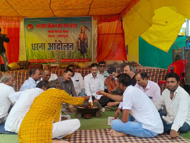नर्मदापुरम में किसान संघ ने मंगलवार को सरकार की सदबुद्धि के लिए यज्ञ किया।
