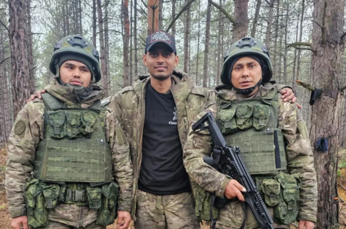 रूस में मारे गए गुजरात के 23 साल के हेमल अश्विनभाई मंगुकिया (बीच में) (फोटो सोर्स- रॉयटर्स)