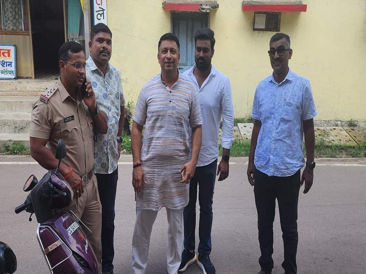 छत्तीसगढ़ कांग्रेस प्रवक्ता विकास तिवारी ने कोर्ट पहुंचकर गिरफ्तारी दी।