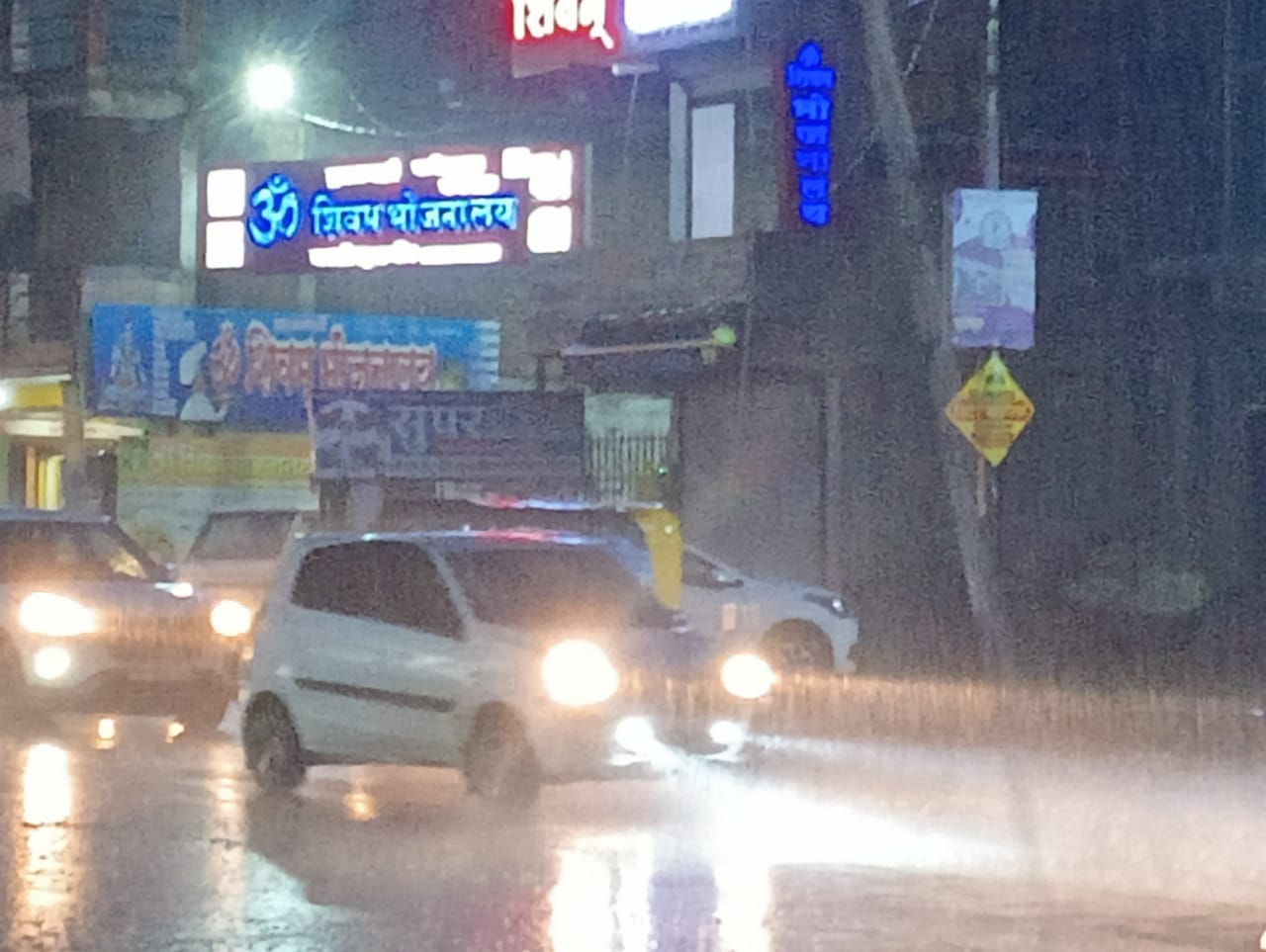 खरगोन में मंगलवार को दिनभर धूप निकलने के बाद शाम 7:15 बजे तेज बारिश हुई।