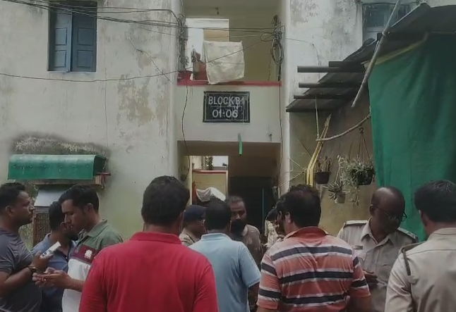 नेहरू नगर पुलिस लाइन में मृतक एएसआई के घर के बाहर पुलिस और पड़ोसी।