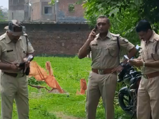 पुलिस ने उस कमरे को सील कर दिया है। मोहल्ले में पुलिस भी तैनात है।