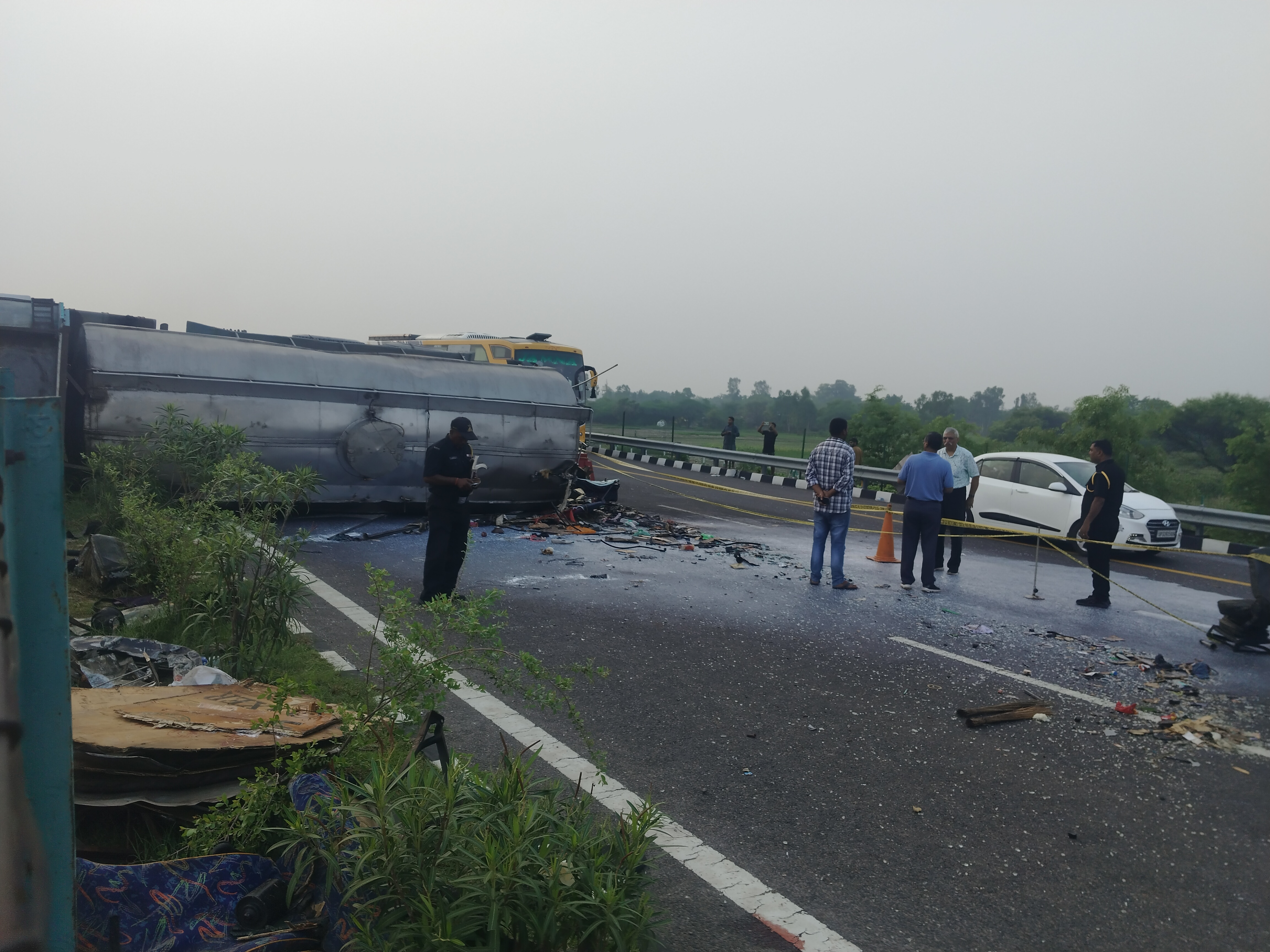 ओवरटेक के दौरान बस बेकाबू हो गई और टैंकर से टकरा गई।