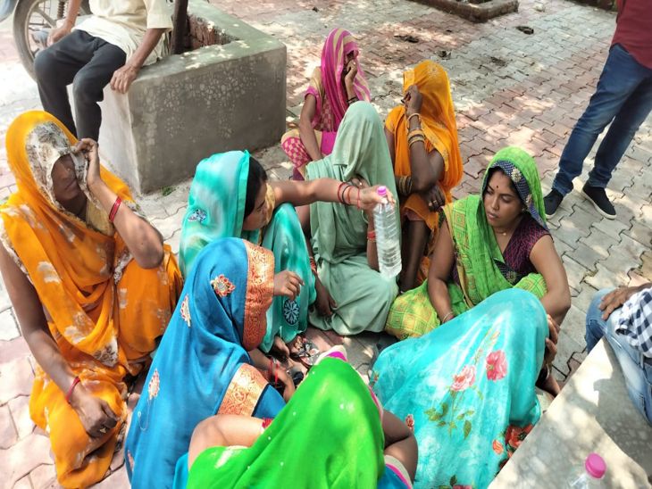 महिला और दो बच्चों की हत्या की सूचना मिलते ही परिचित और पड़ोसी महिलाएं मौके पर पहुंची।