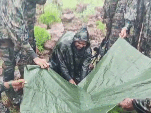 कांकेर में मुठभेड़ के बाद जवानों ने बारिश का पानी पीकर रात गुजारी। - Dainik Bhaskar