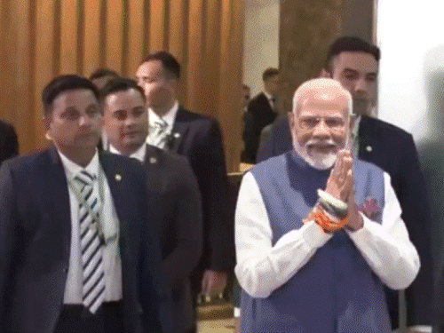 प्रधानमंत्री मोदी ने स्वागत में खड़े भारतवंशियों का अभिवादन स्वीकार किया - Dainik Bhaskar