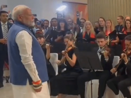 On reaching the hotel, Prime Minister Modi was welcomed by playing the tune of Vande Mataram.