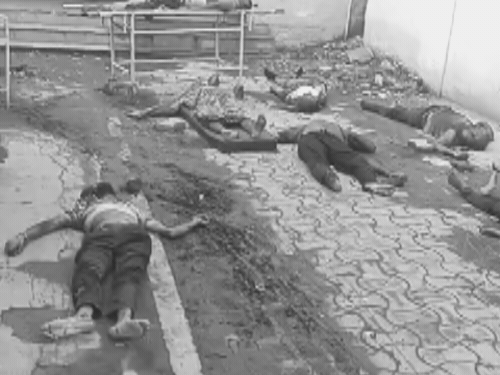 अस्पताल में बाहर बिखरी पड़ीं लाशें।