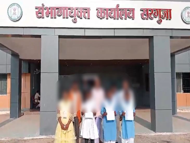 बलरामपुर में आदिवासी छात्राओं ने हॉस्टल वार्डन पर लगाए गंभीर आरोप।