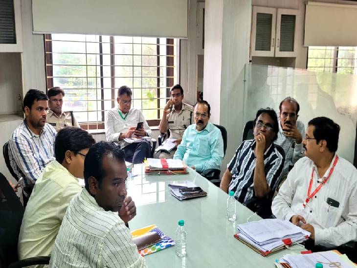 जनप्रतिनिधियों के विरोध के बाद जिला अधिकारी भी मैदान में उतर गए। वे भी कमिश्नर डॉ. पवन शर्मा को ज्ञापन देंगे।