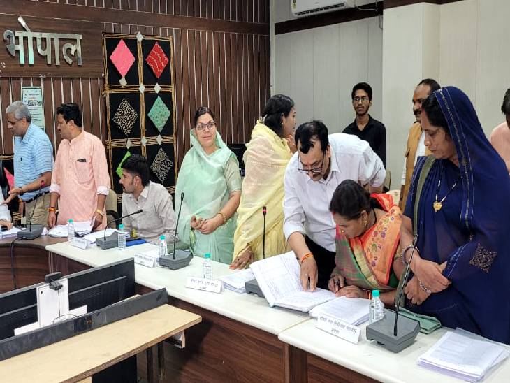 बैठक के दौरान मौजूद जनप्रतिनिधि।