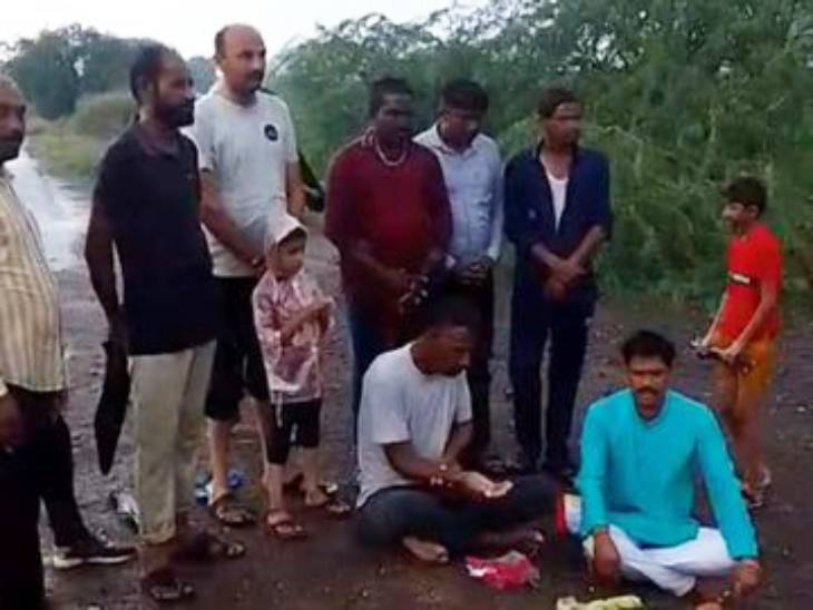 पूजा-पाठ के बाद किसानों ने खेतों में बैठकर भोजन किया।