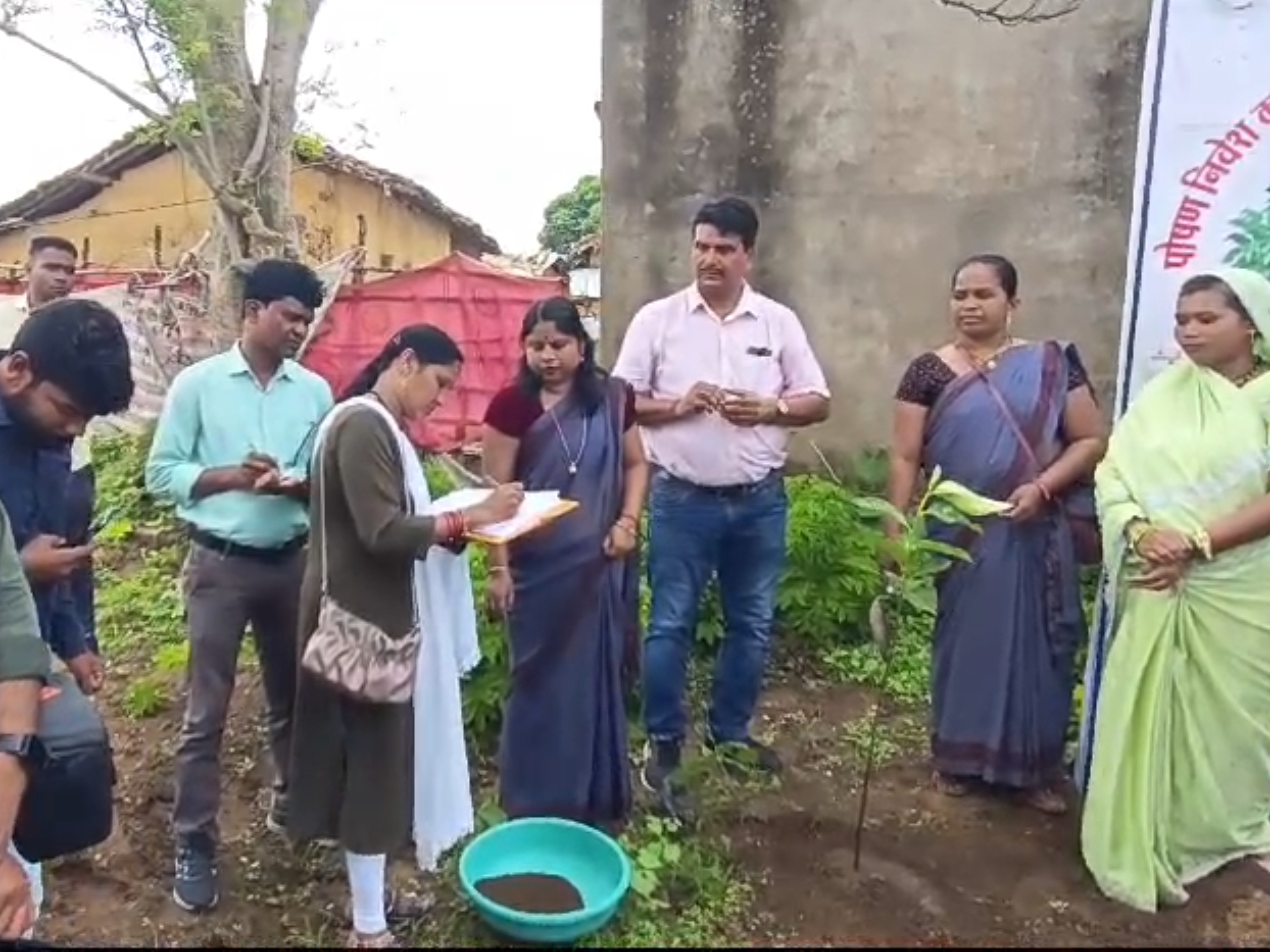 महिलाओं ने 5-5 फलदार पौधे लगाए।