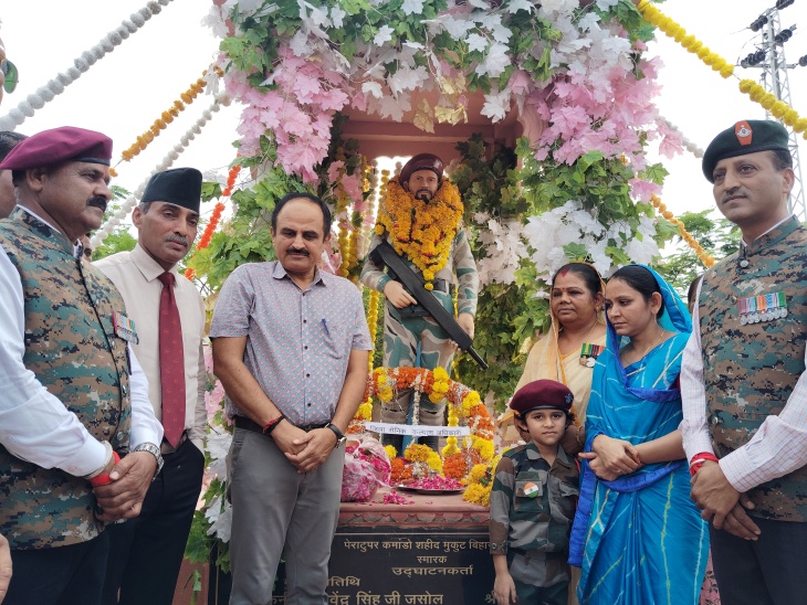 शहीद मुकुट बिहारी मीणा की पुण्यतिथि पर शहीद स्मारक पर पुष्प अर्पित कर श्रद्धांजलि दी। - Dainik Bhaskar