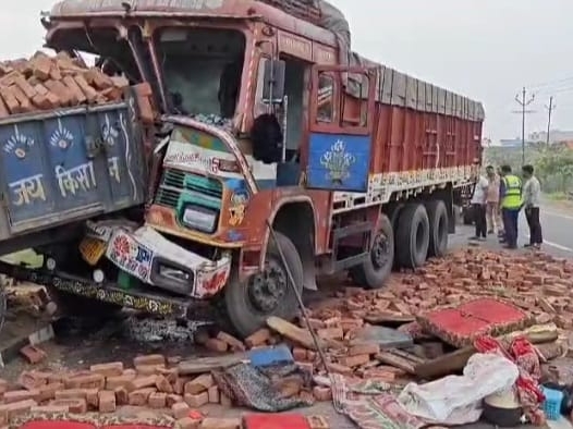 A truck collided with a tractor-trolley loaded with bricks in Bulandshahr