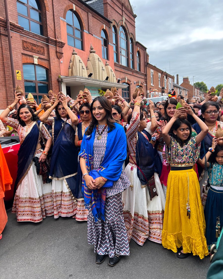 तस्वीर इस साल 30 जून की है। जब शिवानी ने लीस्टर ईस्ट में कलश यात्रा निकाली थी।