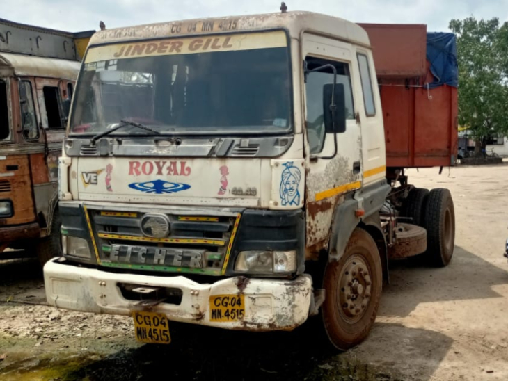 कार को टक्कर मारने वाले ट्रक को भी पकड़ लिया गया है।