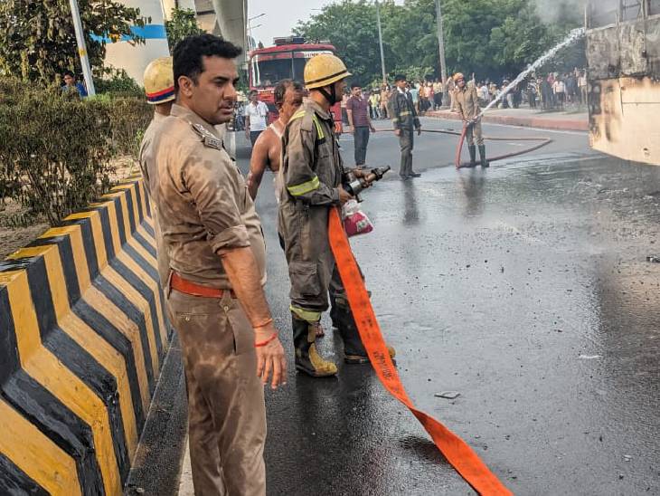 Bus catches fire near Noida's city centre Fire engine was trying to  extinguish, traffic was stopped, driver and conductor jumped. | नोएडा में चलती  बस में लगी आग,VIDEO: चालक-परिचालक ने कूदकर बचाई