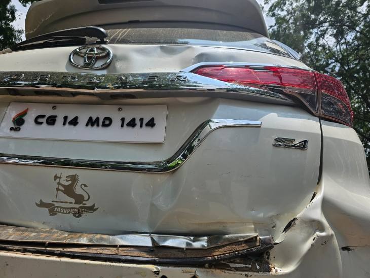 ट्रक की टक्कर से प्रबल प्रताप की कार क्षतिग्रस्त हो गई है।