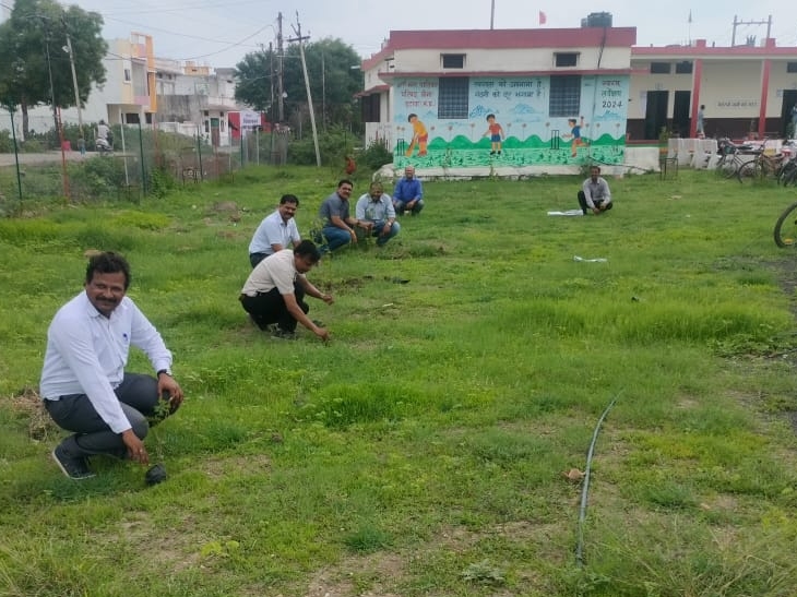 One tree in the name of mother campaign | एक पेड़ मां के नाम अभियान: जन  अभियान परिषद की नवांकुर संस्था ने बीना के कन्या शाला परिसर में किया  पौधारोपण - Bina