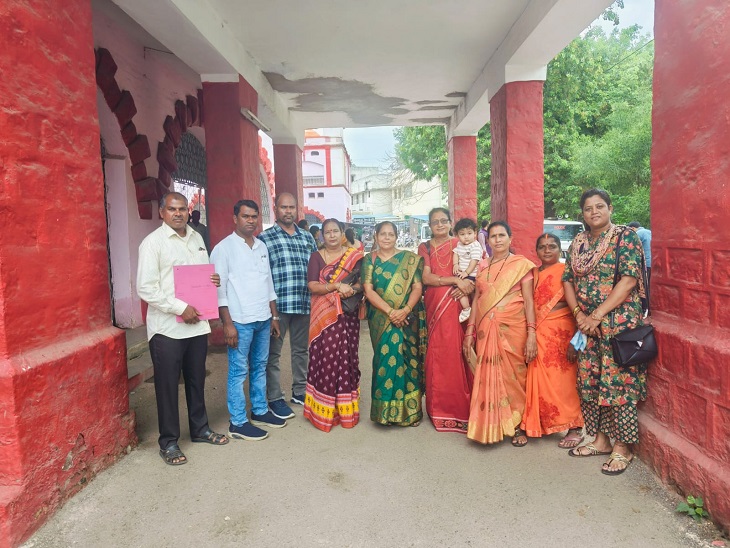 जामुल अध्यक्ष के खिलाफ आवेदन देने पहुंचा पार्षद दल - Dainik Bhaskar