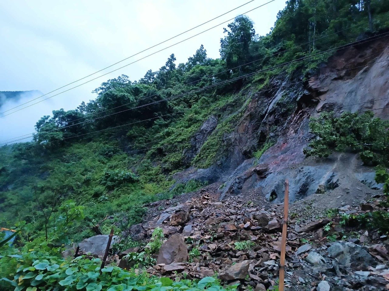 The cracking of this rock caused a landslide in Nepal.
