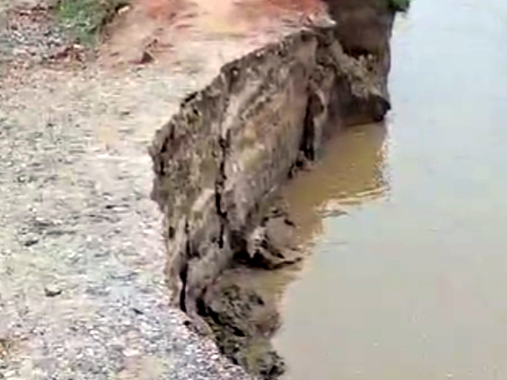 approach road collapsed due to erosion of Kanakayi in Purnia | पूर्णिया में  नदी के तेज बहाव से एप्रोच पथ ध्वस्त: एक साल के भीतर दूसरी बार टूटा, 10 हजार  की आबादी