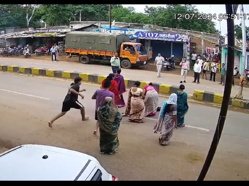 बालोद जिले में शुक्रवार को महिला पार्षद को कुछ महिलाओं ने घर से घसीटते हुए निकाला और सड़क पर पटक दिया।